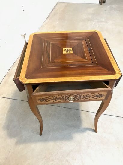 null CHARMING LITTLE GAME TABLE IN VENEER
Unfolding in a star shape, resting on four...