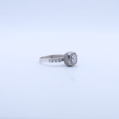 null WHITE GOLD RING DECORATED WITH ZIRCONIUM OXIDES
Tdd : 65
Pb : 6 grs