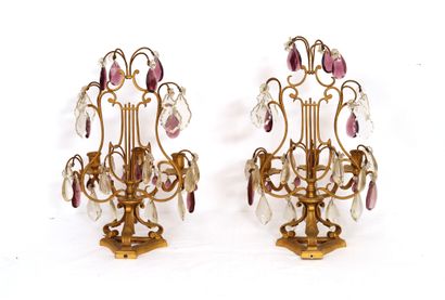 null PAIR OF CANDELABRAS WITH THREE ARMS OF LIGHTS IN CHASED AND GILDED BRONZE
In...