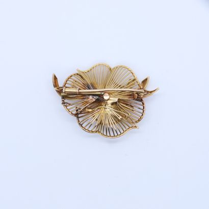 null ANTIQUE BROOCH IN YELLOW GOLD 
Depicting a stylized flower
L : 4,5 cm
Pb : 14,4...