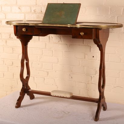 null ROGNON SHAPE DESK WITH GREEN LEATHER COVERED BASCULAR WRITINGBOARD, 19th century
Mahogany...