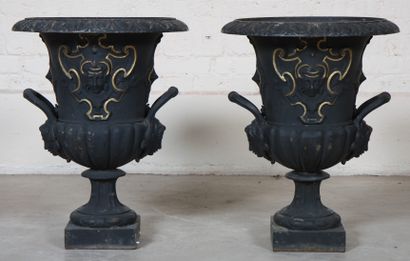 null PAIR OF MEDICIS VASES IN CAST IRON
Cast iron, partially gilded, with gadroons...
