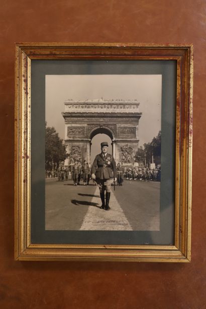 null Photo en noir et blanc - Défilé du Général de MONSABERT sur les Champs Elysées
Photo...