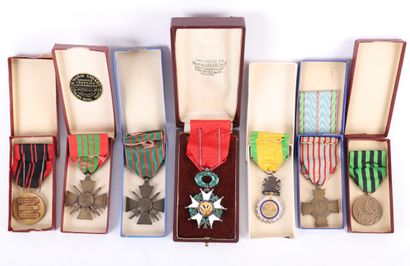 null LOT DE 7 MÉDAILLES
Légion d'honneur 1870, Croix de guerre (x2), croix du combattant,...