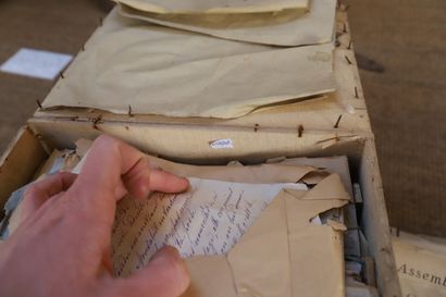 null Divers courriers, lettres du Général de Monsabert 
Caisse en bois