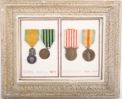 null Encadrement de 4 médailles militaires au nom de Vignal J et Vignal P, pour la...