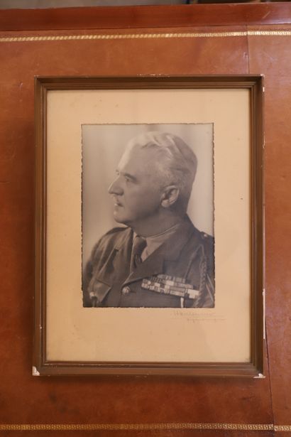 null Portrait du Général de MONSABERT 
Photo en noir et blanc 
Signature à déchiffrer...