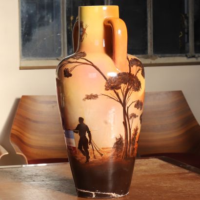 null Lot de deux céramiques dont
-Important vase à anses offert au Général de Monsabert...