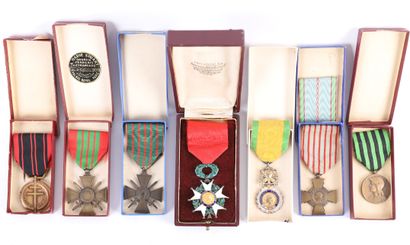 null LOT DE 7 MÉDAILLES
Légion d'honneur 1870, Croix de guerre (x2), croix du combattant,...