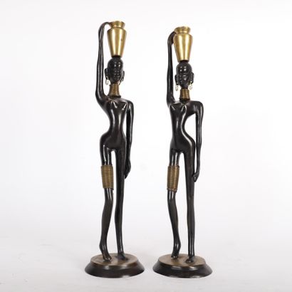 null PAIRE DE STATUETTES "FEMME GIRAFE" attribuées à Karl HAGENAUER (1898-1956)
Bronze...