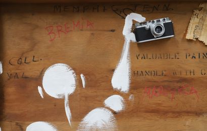 null ŒUVRE "LE PHOTOGRAPHE" de Jérôme MESNAGER (né en 1961)
Caisse en bois avec inscriptions,...