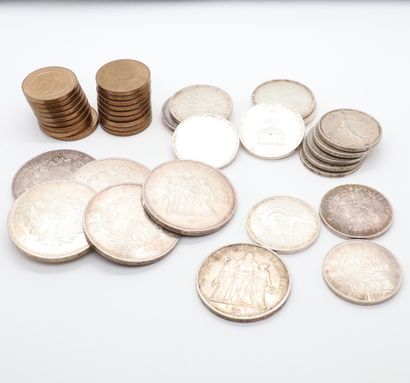 null LOT DE 40 MONNAIES EN FRANCS
- 5 pièces de 50 Francs Hercule, 1976 et 1977
-...