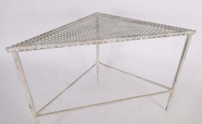 null ÉLÉGANT BOUT DE CANAPÉ "TRIANGLE" de Mathieu MATEGOT (1910-2001)
Table triangulaire...