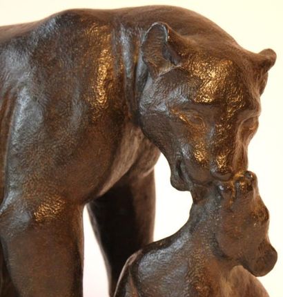 PAUL SIMION (1892-1979) BRONZE DE PAUL SIMON (1892-1979) Bronze, Panthère léchant...