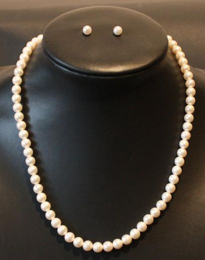 null COFFRET Coffret comprenant un collier de perles et une paire de boucles d'oreilles...