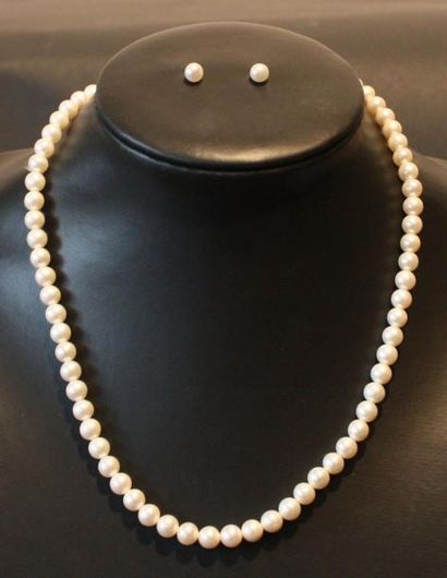 null COFFRET Coffret comprenant un collier de perles et une paire de boucles d'oreilles...