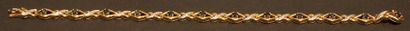 null BRACELET Bracelet articule en or jaune, losanges centres d'un saphir, relies...