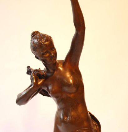 null NYMPHE AUX CHARDONS Exceptionnelle sculpture en bronze, représentant une femme...