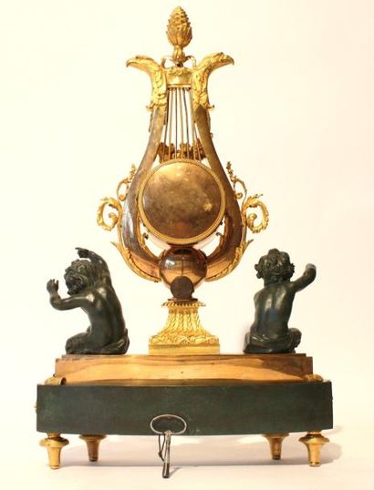 null PENDULE LYRE EPOQUE LOUIS XVI En bronze doré et bronze patiné, modèle lyre....