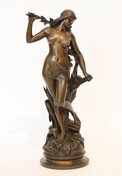 null DANS LES ROSEAUX Sculpture en bronze représentant une élégante femme nue dans...