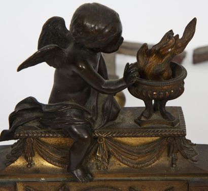 null PAIRE DE CHENETS LOUIS XVI

En bronze patiné et doré représentant des angelots...