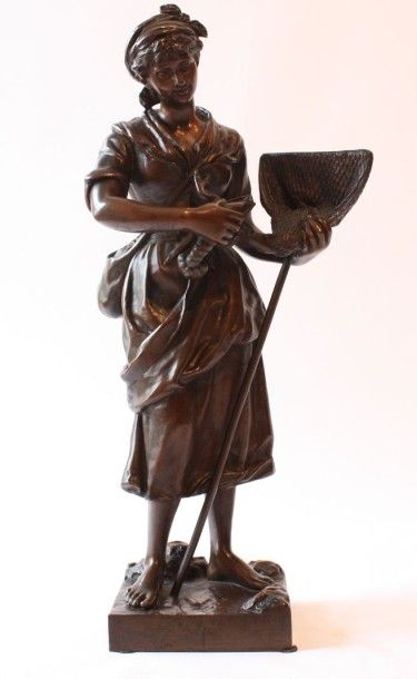 null RETOUR DE PECHE DE DEBUT 

Femme en bronze représentant une pêcheuse tenant...