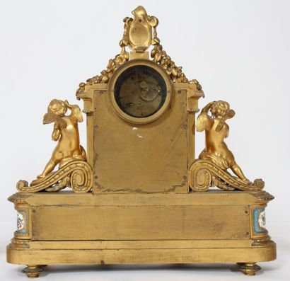 null GARNITURE DE CHEMINEE ROMANTIQUE

En bronze doré et porcelaine de Sèvres peinte...