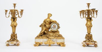 null GARNITURE A LA BELLE JARDINIERE

En bronze doré, marbre et porcelaine peinte.

Composée...
