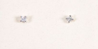 null PAIRE DE BOUCLES D OREILLES CLOU DIAMANTS

En or blanc griffé 0,2 carat environ...