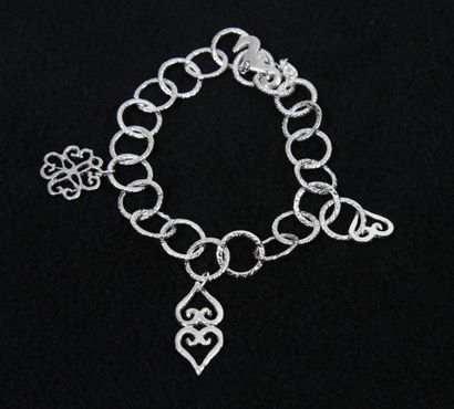 null BRACELET "porte bonheur"

Argenté, à maille plate (1,4cm)-coeur (1,5cm)-trêfle...