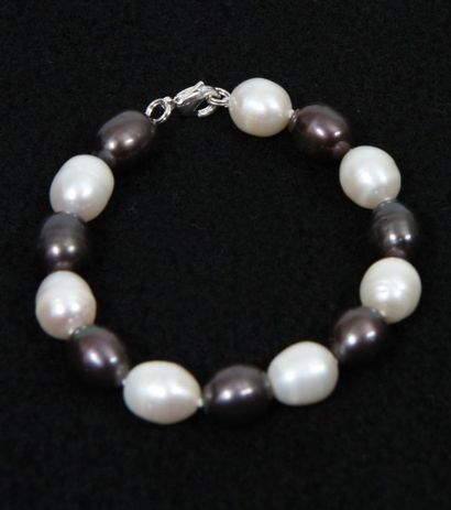 null BRACELET DE PERLES BICOLORES

Blanches et noires. Fermoir en métal.

D : 12...