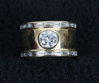 null BAGUE EN OR JAUNE ORNEE D'UN DIAMANT

taille brillant, bordures serties de diamants...