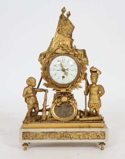 null PENDULE AUX ENFANTS GUERRIERS LOUIS XVI 

En bronze doré et marbre blanc présentant...