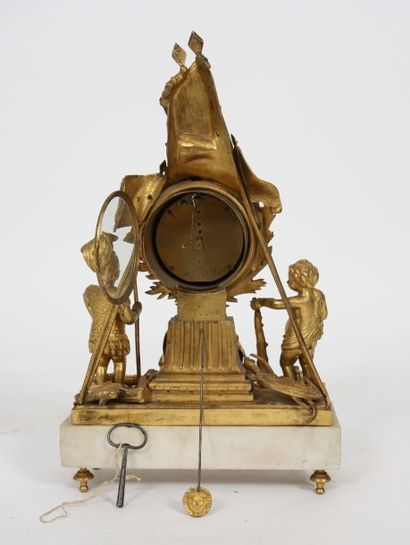 null PENDULE AUX ENFANTS GUERRIERS LOUIS XVI 

En bronze doré et marbre blanc présentant...