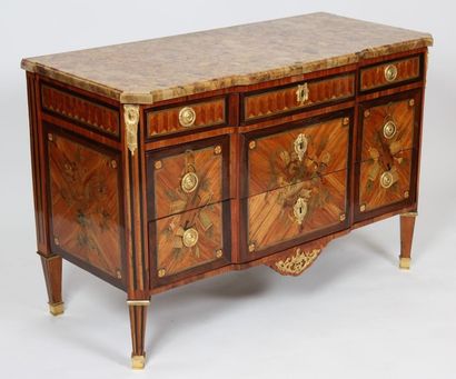 null COMMODE MARQUETEE LOUIS XVI

En marqueterie de bois de placage, à ressaut central,...