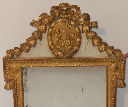 null MIROIR LOUIS XVI

En bois sculpté et doré, à chapiteau orné d’un médaillon décoré...
