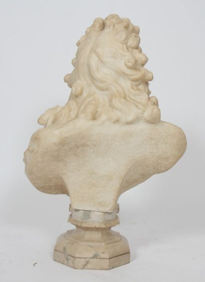 null BUSTE D'HOMME DE QUALITE

En marbre, représentant un personnage du XVIIème siècle,...