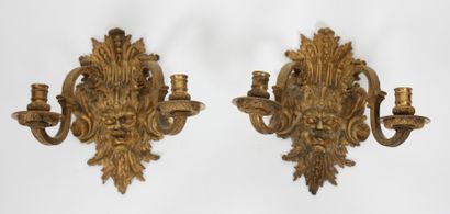 null PAIRE D'APPLIQUES LOUIS XIV

En bronze doré, à deux bras de lumières à décor...