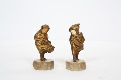 null PAIRE DE CHRYSELEPHANTINE "ENFANTS"

En bronze doré et ivoire, reposant sur...