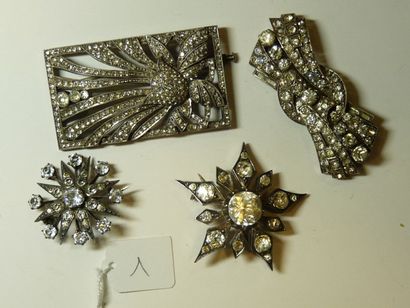 null Lot de quatre broches anciennes en argent serties de pierres blanches d'imitation....