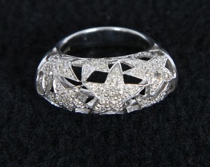 null Bague « Jonc bombé » en or gris ajouré à décor d’étoiles serties de diamants....