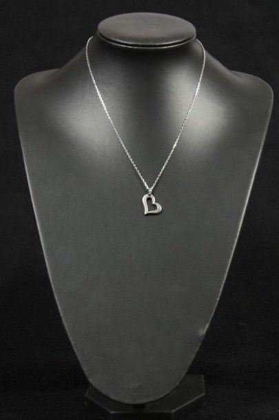null PIAGET : Pendentif « Cœur » en or gris ajouré serti de diamants, avec sa chaîne...