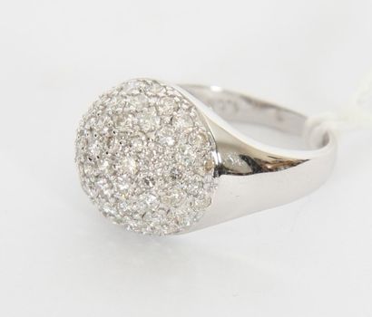 null Bague « Boule » en or gris, le motif central entièrement serti de diamants taille...