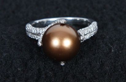 null Bague en or gris centrée d’une perle de culture « Gold » (diamètre 10,9 mm),...