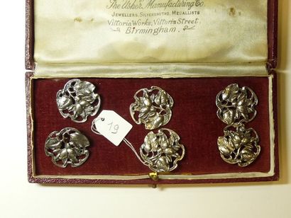 null Série de 6 boutons en argent anglais à décor végétal ajouré, époque Art Nouveau,...