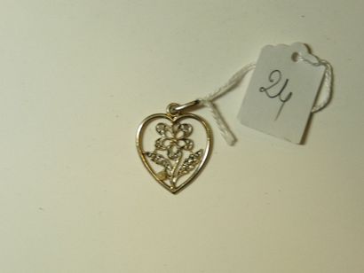 null Pendentif "coeur" en or de deux tons ajouré à décor de fleur sertie de roses...