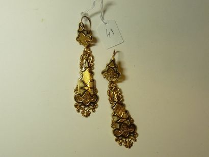 null Paire de longs pendants d'oreilles en or jaune ajouré et ciselé à décor émaillé...