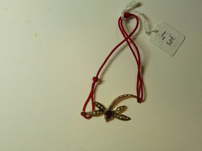 null Bracelet en cordonnet rouge orné d'un motif ancien figurant une libellule en...