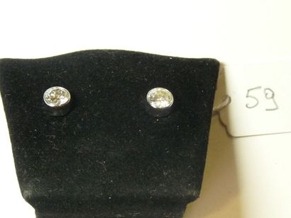 null Paire de clous d'oreilles en or gris 14k ornée de deux diamants taille brillant...