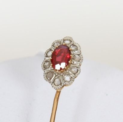 null Epingle de cravate pierre rouge et diamants taillés en rose Poids brut 2,2g